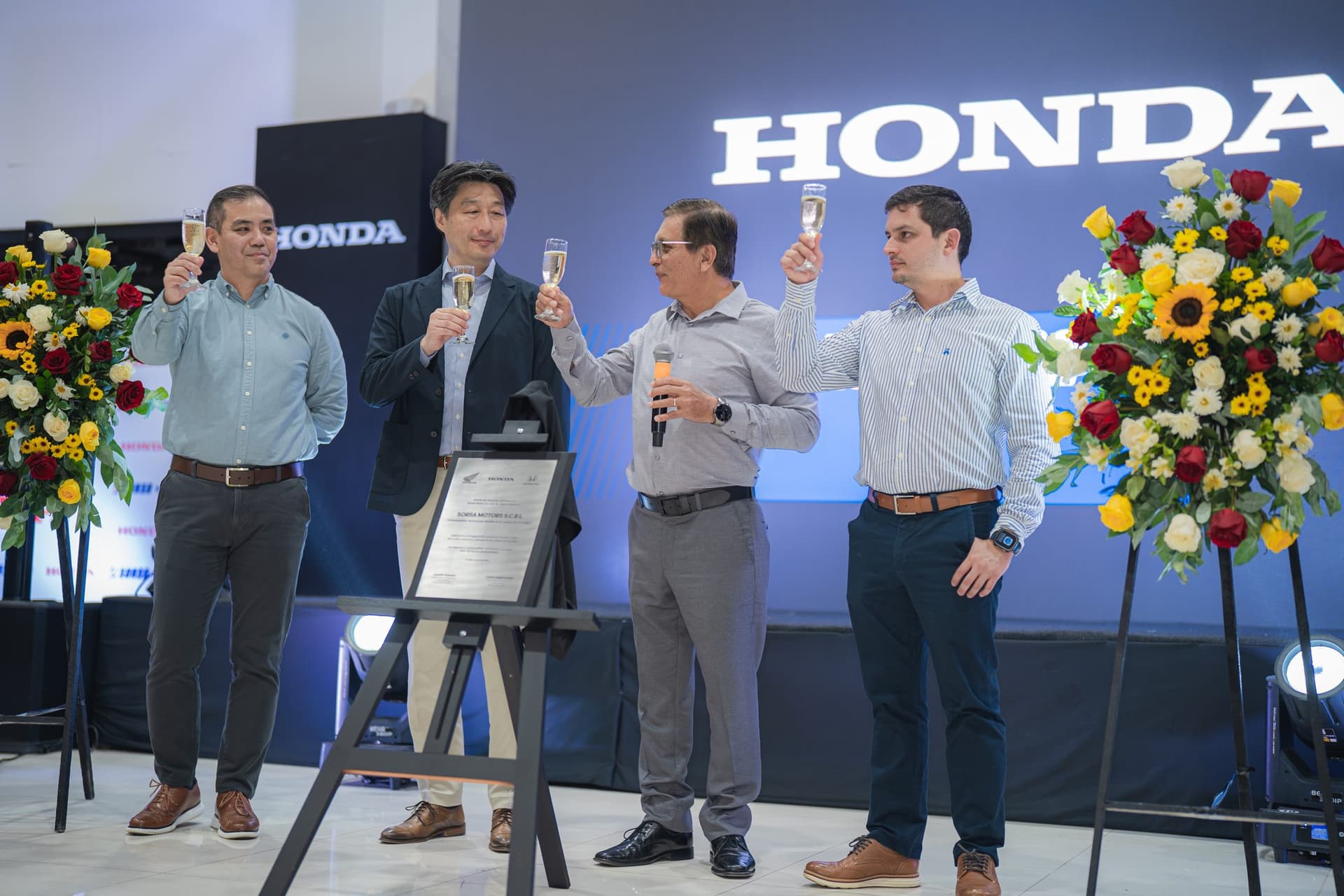 Brindis de inauguración del Honda Center