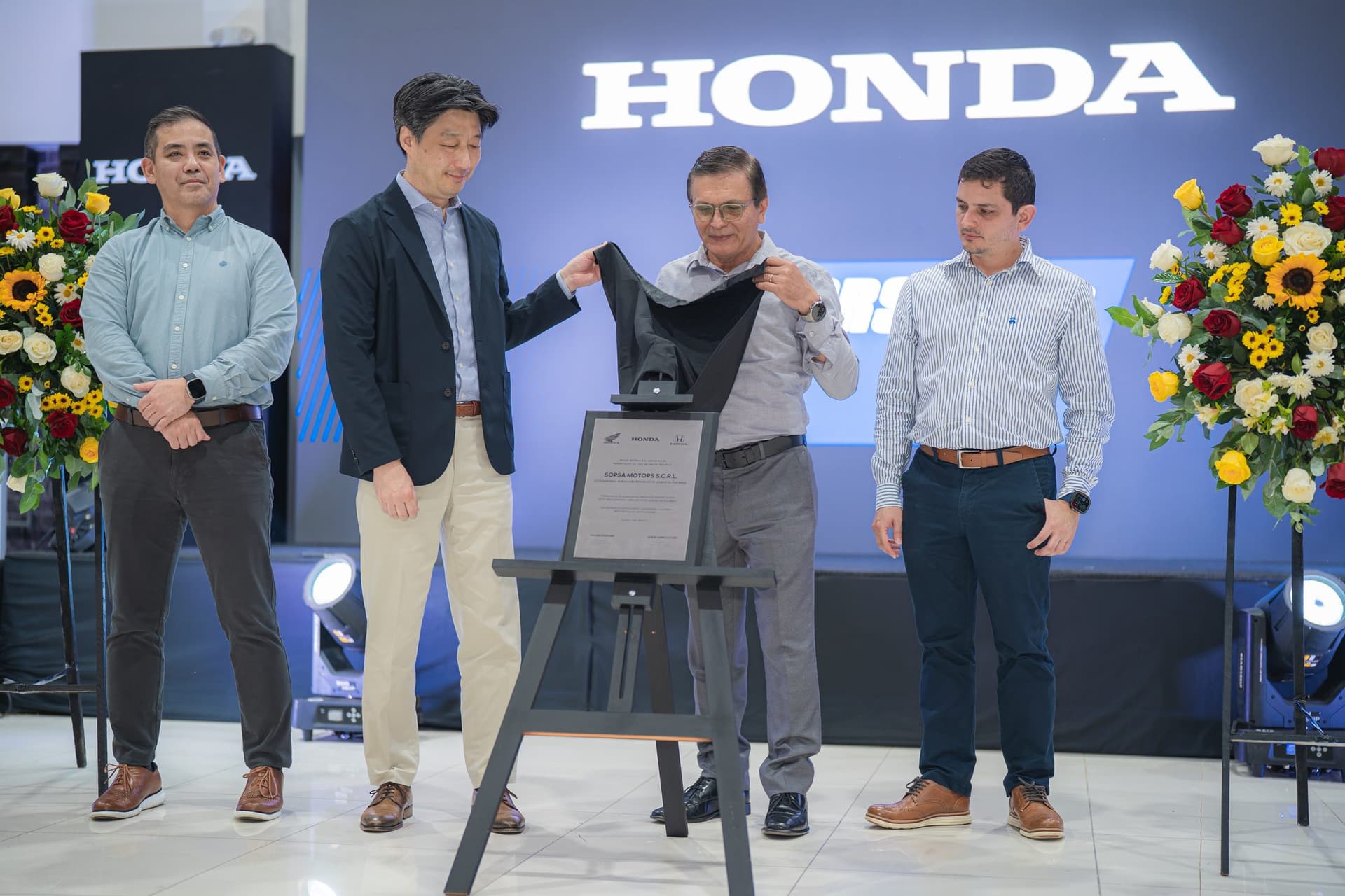 Develación de placa de inauguración del Honda Center